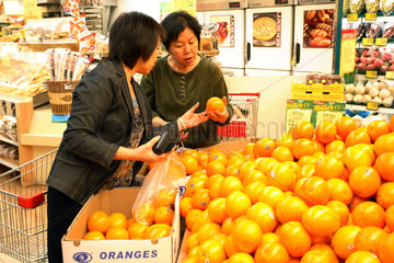 Hong Kong  Frauen kaufen Orangen in einem Supermarkt