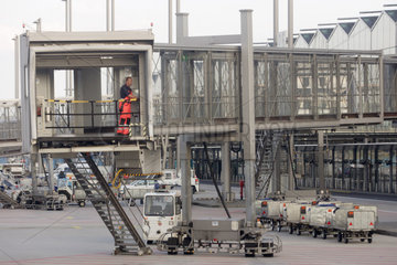Koeln  eine Fluggastbruecke am Flughafen Koeln Bonn