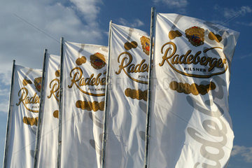 Fahnen mit dem Radeberger Pilsener Logo im Wind