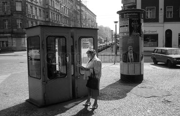 Berlin  DDR  eine Frau steht vor Telefonzellen in Prenzlauer Berg
