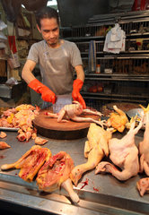 Macau  China  Gefluegelhaendler schlachtet ein Huhn