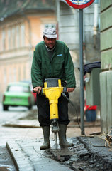 Strassenbauarbeiter mit einem Presslufthammer in Sibiu (Hermannstadt)  Rumaenien