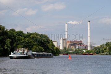 Berlin  Deutschland  Heizkraftwerk Klingenberg und ein polnisches Frachtschiff auf der Spree