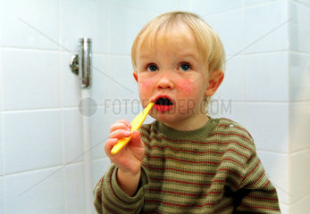 Kleinkind beim Zaehneputzen