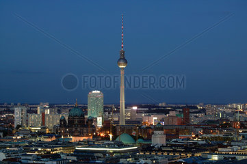 Berlin Mitte Panorama in der Daemmerung