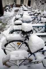 Berlin  Deutschland  voellig zugeschneite Fahrraeder