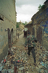 Mostar  Bosnien und Herzegowina  Soldat in der zerstoerten Altstadt