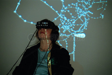 Besucherin der Transmediale 2002 in einer Installation