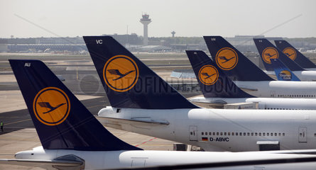 Frankfurt am Main  Deutschland  Maschinen der Lufthansa und Thomas Cook am Flughafen