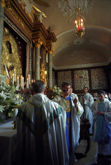 Priester in der katholischen Kapelle in Vilnius  Litauen