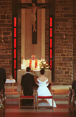 Hochzeitspaar bei der kirchlichen Trauung in der Kirche