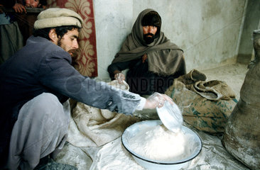 Lebensmittelverteilung fuer Fluechtlinge in Kabul.