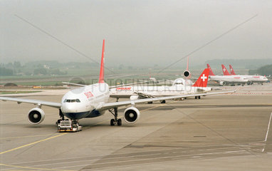 Zuerich  Schweiz  Flughafen Kloten mit Swissair Flugzeugen auf einer Rollbahn