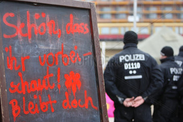 Berlin  Deutschland  beschriftete Tafel und Polizisten