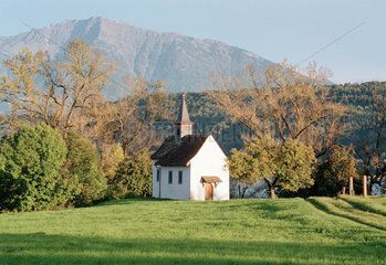 Rapperswil  Schweiz  Kapelle in einer Wiesenlandschaft nahe dem Zuerichsee