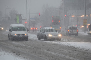 Berlin  Deutschland  Strassenverkehr bei Winterwetter