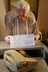 Eine Rentnerin liest ihren Rentenbescheid