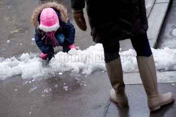 Wien  Oesterreich  ein Kind spielt im Schnee