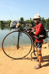Koh Kong  Kambodscha  der Brite Joff Summerfield mit seinem Hochrad