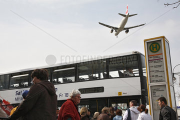 Berlin  Deutschland  Flugzeug und Menschen vor einem Bus