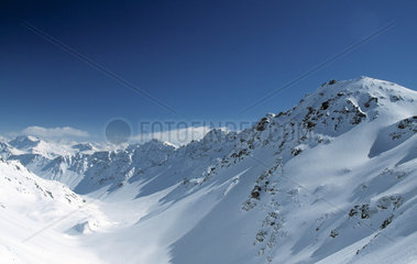 Verschneite Berggipfel am Rothorn in der Schweiz