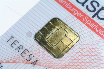 Goldglaenzender Chip einer Geldkarte
