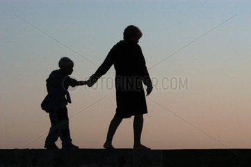 Silhouette einer Mutter mit Kind