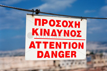 Ein Warnschild auf der Akropolis  Athen