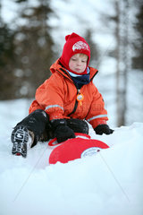 Krippenbrunn  Oesterreich  Kind sitzt im Schnee