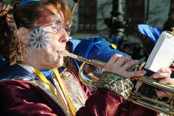 Berlin  Trompeterin auf einem Karnevalszug