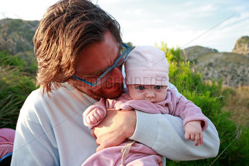 Formentor  Mallorca  Spanien  ein Mann mit einem kleinen Maedchen im Arm