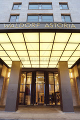 Berlin  Deutschland  Eingang des Hotel Waldorf Astoria