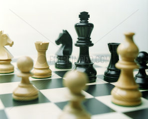 Nahaufnahme von Schachfiguren auf einem Spielbrett