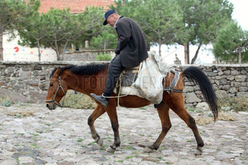 Canakkale  alter Mann reitet auf einem Pferd