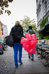Berlin  Deutschland  ein Paerchen mit Herzluftballons