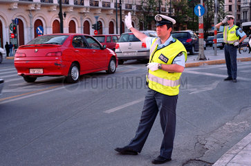 Athen  Ein Verkehrspolizist regelt den Verkehr