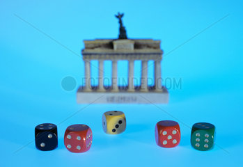 Brandenburger Tor mit farbigen Wuerfeln als Parteisymbole