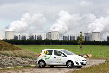 Teichland  Deutschland  Elektroauto CETOS mit dem Waermekraftwerk Jaenschwalde im Hintergrund