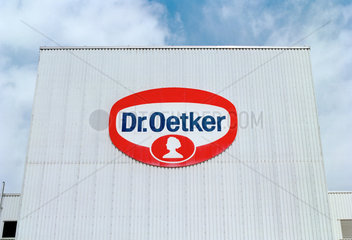 Logo der Firma Dr. Oetker auf einer Fassade