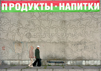 Zwei alte Frauen an einer Mauer  Kaliningrad  Russland