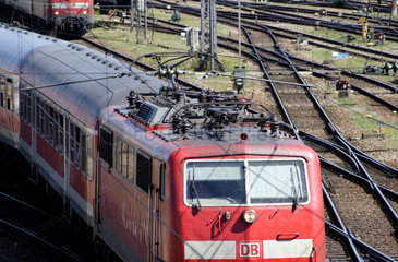 Ein Zug faehrt aus dem Muenchner Hauptbahnhof