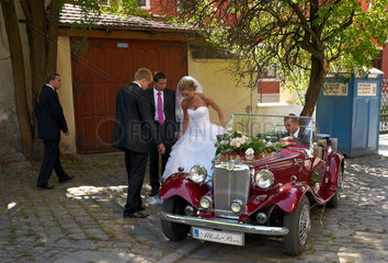 Breslau  Polen  Hochzeitspaar und Freunde mit einem MG Oldtimer auf der Dominsel