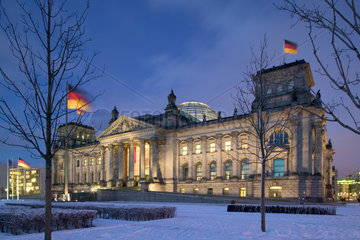 Berlin  Reichstag im Schnee bei Daemmerung