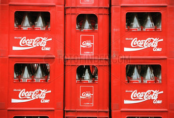 Coca-Cola Kisten mit leeren Flaschen und dem indonesischen Coca-Cola Logo