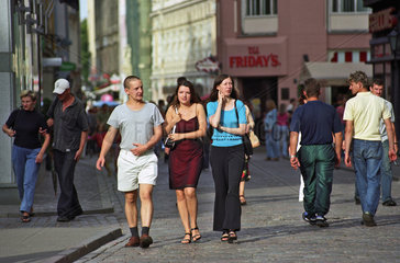 Menschen flanieren in der Innenstadt von Riga  Lettland