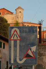 Portoferraio  Italien  ein Verkehrsschild deutet die schwierige Strassensituation an