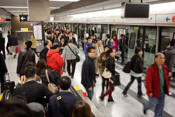 Hong Kong  China  Menschen auf einem U-Bahnhof