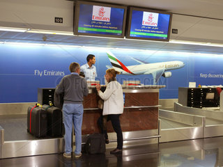 Passagiere beim Einchecken am Counter der Emirates Airlines im Flughafen von Dubai.
