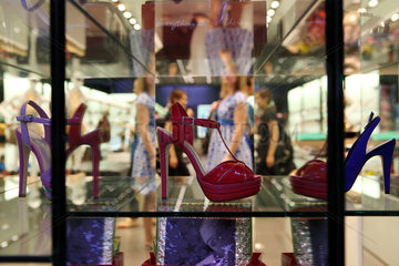 Dubai  Vereinigte Arabische Emirate  Damenschuhe in einem Schaufenster