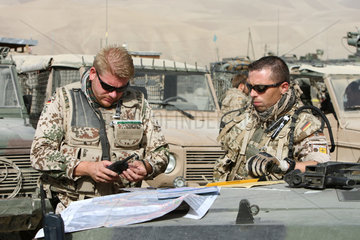 Faisabad  Afghanistan  Soldaten bei einer Lagebesprechung